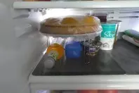 Flache Gegenstände im Kühlschrank platzsparend lagern