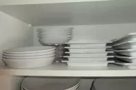 Geschirr im Küchenschrank platzsparend unterbringen