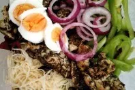 Paprika-Radicchio-Salat mit Putenstreifen, Sellerie und Ei
