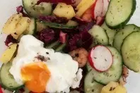 Kartoffelsalat mit Garnelen, Gurken, Rotkraut, Radieschen und Spiegelei