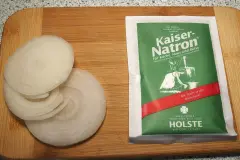 Gegen Fisch- und Zwiebelgeruch: Speisenatron