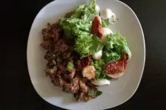 Würzige Pfifferlings-Selleriepfanne mit buntem Salat