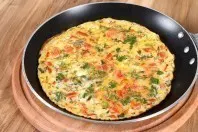 Kräuter-Omelette mit sonnengereiften Tomaten und Schafskäse