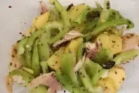 Kartoffelsalat mit Räucherforelle und grüner Paprika