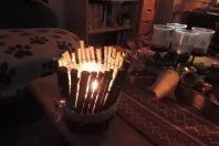 Glas-Kerzenhalter mit kleinen Ästen