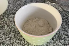 Die Zutaten für den Nussbrotkuchen werden mit einer Tasse abgemessen. Diese Tasse galt mir als Richtmaß, wobei sie für mich als voll galt, wenn sie zu 80 % gefüllt war.