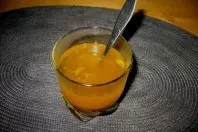 Kurkuma-Ingwer-Tee mit Zitrone