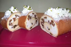Biskuit-Quarkrolle mit Rumrosinen