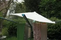 Ein Schirm für die Wäschespinne - Wäsche vor Regen schützen