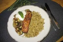 Gebratenes Lachsfilet mit Zucchinigemüse und Eierspätzle