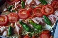 Spanische Pizza: Coca con verduras, jamon y queso