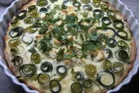 Zucchini-Tarte mit Käse und Kräutern