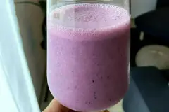 Buttermilch-Drink mit gefrorenen Heidelbeeren
