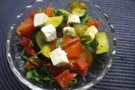Gemischter Gemüse-Kräuter-Salat mit Fetakäse - vegetarisch