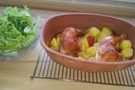 Hähnchenschenkel mit Kartoffeln & Cocktailtomaten im Römertopf zubereiten