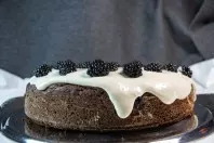 Drip Cake mit Brownie-Boden und Frischkäsecreme