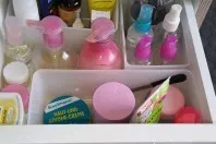 Mit Plastikdosen in Schublade und Schrank Ordnung schaffen