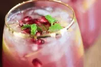 Alkoholfreier Weihnachtscocktail mit Granatapfel