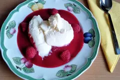Himbeer-Püree an weißer Mousse
