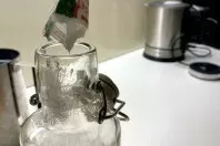 Vergilbte Glas-Trinkflaschen reinigen