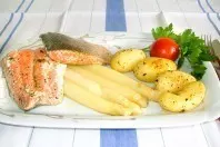 Wildlachs auf gebratenem Spargel