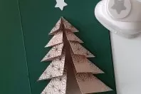Aus dickem weißen Karton stanzte ich einen Stern aus und bemalte diesen mit einem Stift, dessen Farbe bestens zum Kupferton des Kartons passte.