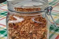 Knuspriges Granola-Nuss-Müsli selber machen