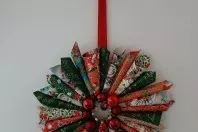 Weihnachtskranz aus Papierrollen und Tannenbaumkugeln