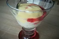 Hafer-Reis-Dessert mit Vanilletopping und Fruchtsirup
