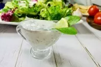 Selbst gemachtes Joghurtdressing für den Salat