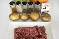 Die Zutaten für den Hokkidokürbis-Wirsing-Kartoffel-Eintopf - wobei nicht alle Kartoffeln abgebildet sind. Das Geflügelhackfleisch ist eine gesunde und geschmacklich mildere Alternative zur Rindfleisch-Variante.