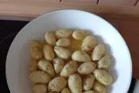 In einer Pfanne mit zerlassenem Butterschmalz werden die Kartoffeln bei mittlerer Hitze rundum angebräunt. 