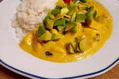 H&auml;hnchencurry mit Avocado