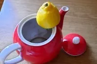 Teekanne mit Zitronensaft reinigen