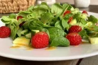 Feldsalat mit Himbeeren, Gurke & Honig-Senf-Dressing