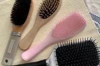 Haarbürste reinigen mit Spülmittel und Backpulver