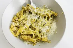 Bandnudeln mit Sahne-Pesto und Pinienkernen