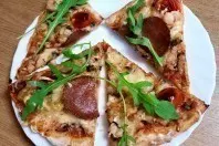 Pizza mit Champignons und Frühlingszwiebeln