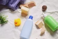 Duschgel und Shampoo für die Reise