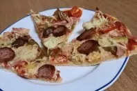 Pizza mit Artischocken und Kümmelwurst
