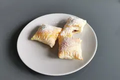 Einfache Bl&auml;tterteigtaschen mit s&uuml;&szlig;er F&uuml;llung