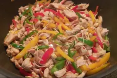 Asiatische Gemüsepfanne mit Hähnchen