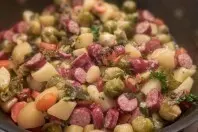 Resteessen: Gemüseeintopf mit Möhren, Kartoffeln und Mettwürstchen