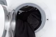 Weiße Schlieren auf schwarzer Wäsche entfernen