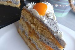 K&auml;se-Sahne-Torte mit Aprikosen und Mohn