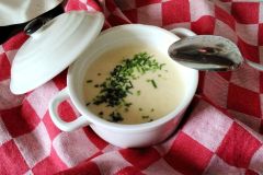 Cremige Spargelsuppe mit einem Hauch von Eierlik&ouml;r