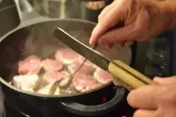 Schweinemedaillons überbacken mit Cola-Zwiebelsoße