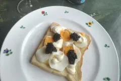 Algenkaviar Br&ouml;tchen mit Mayo und gekochtem Ei