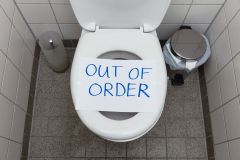 Toilette verstopft: was tun ohne Pümpel?