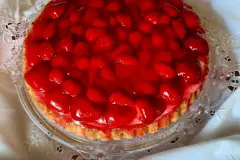 Erdbeerkuchen mit Sahne-Quark-Erdbeermus-Schicht